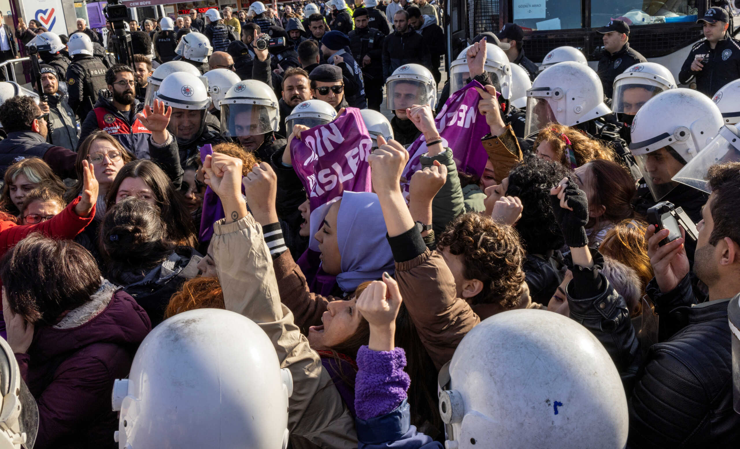 Τουρκία: Δεκάδες συλλήψεις σε διαδήλωση για την εξάλειψη της βίας κατά των γυναικών