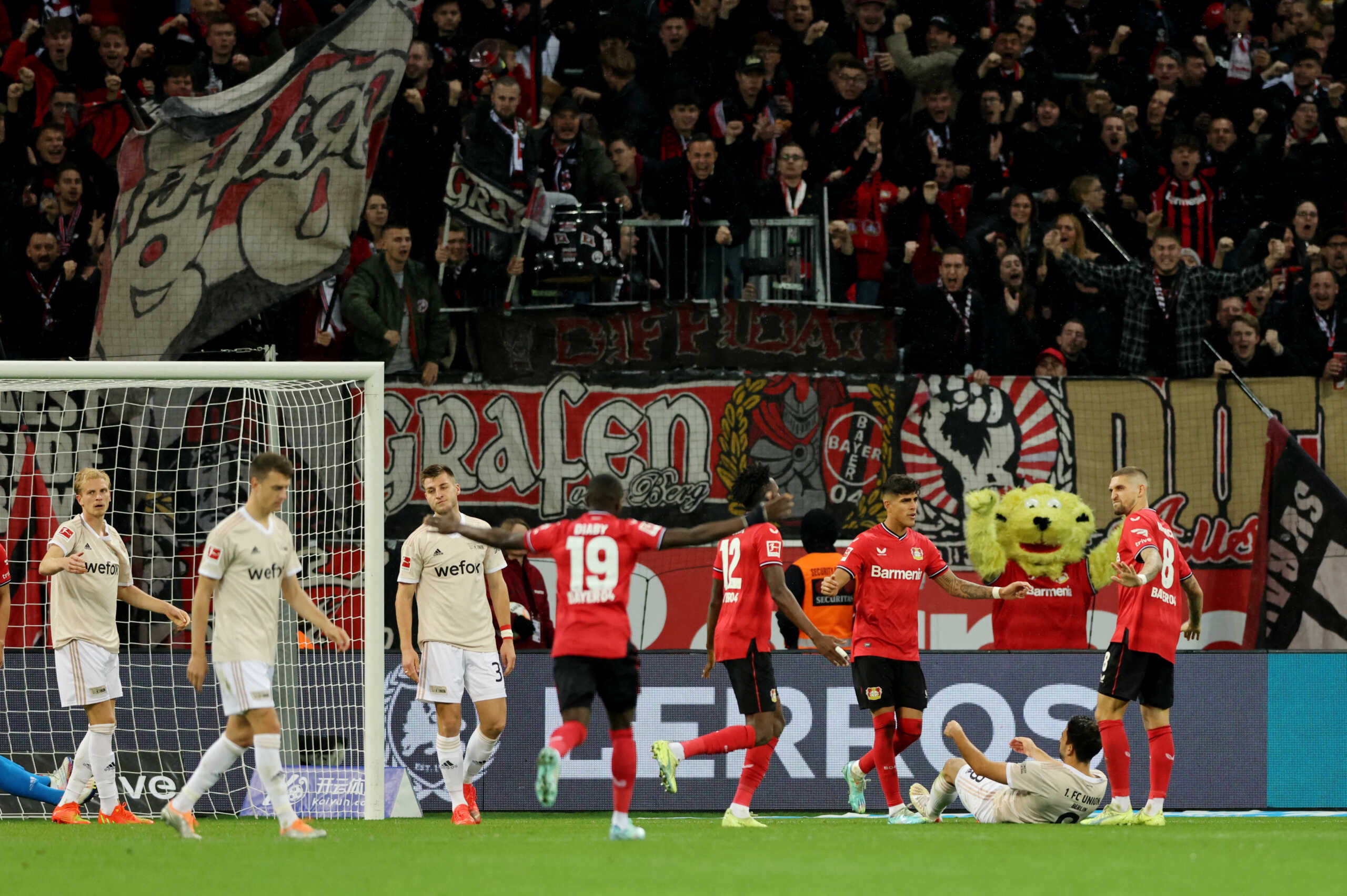 Soccer Football - Bundesliga - Bayer Leverkusen v 1. FC Union Berlin - BayArena, Leverkusen, Germany - November 6, 2022 Bayer Leverkusen's Robert Andrich celebrates scoring their first goal with teammates REUTERS