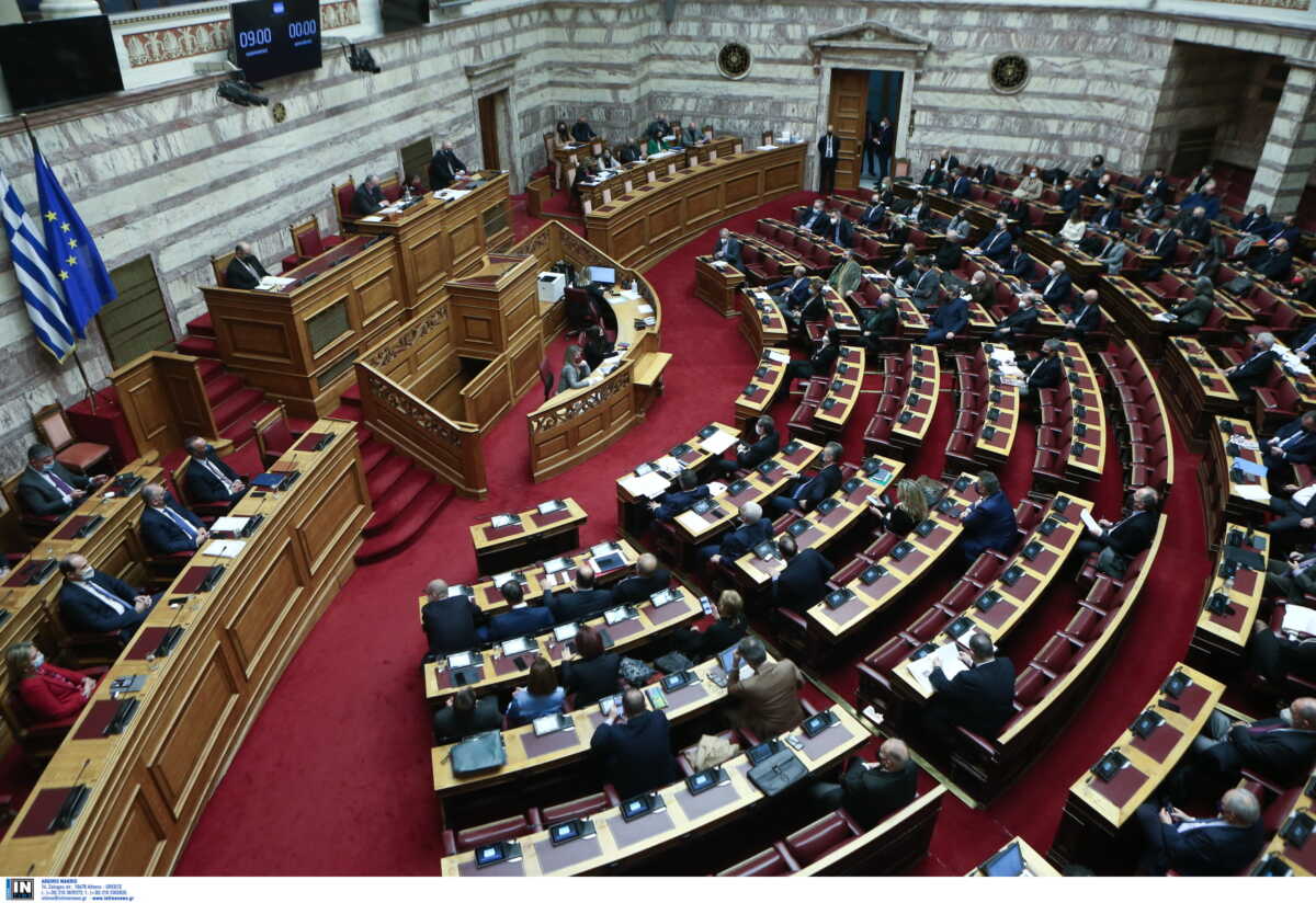 Βουλή: Ψηφίστηκε από ΝΔ και ΠΑΣΟΚ το νομοσχέδιο για το μίνι Ασφαλιστικό