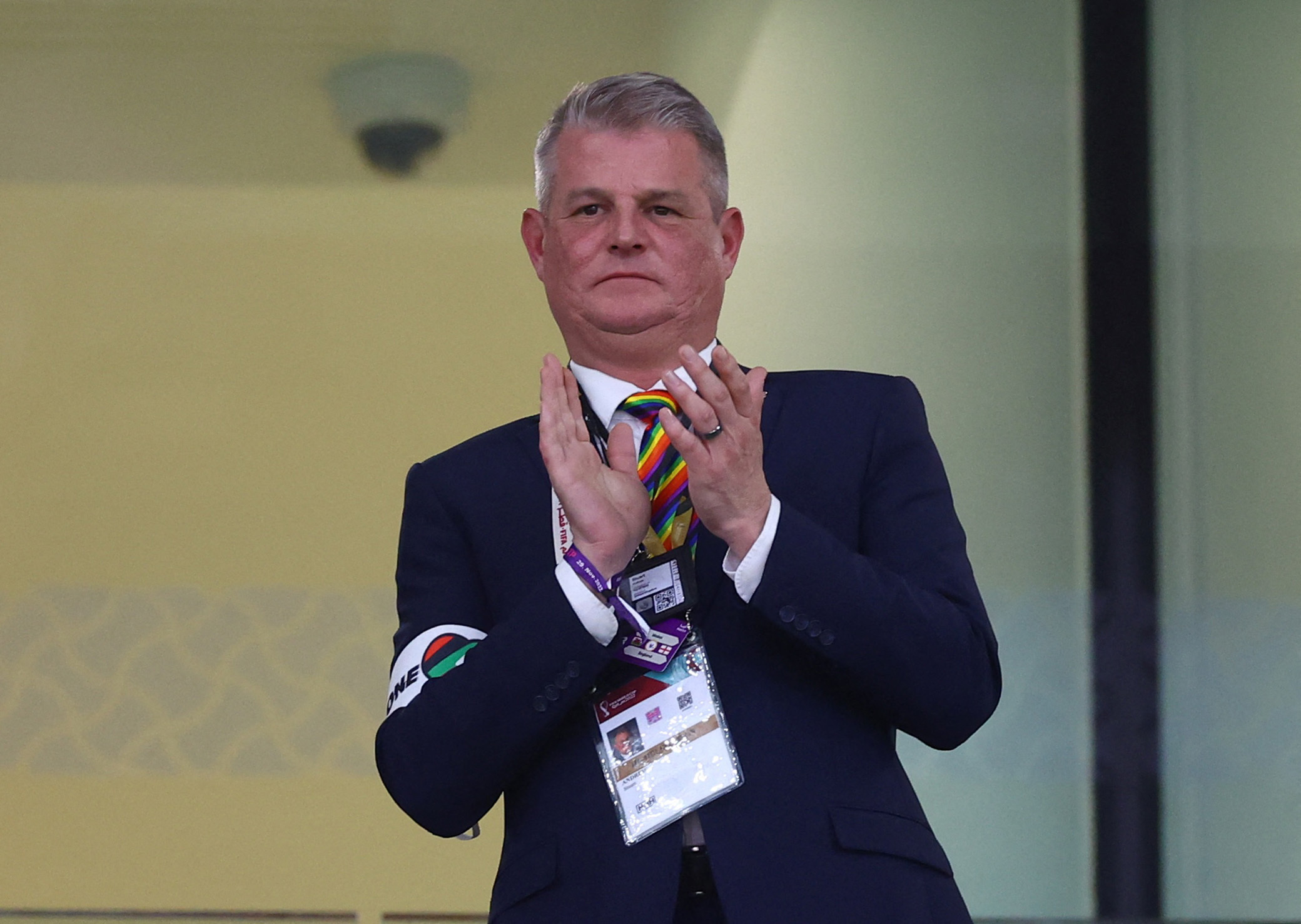 Ουαλία – Αγγλία: Ο υπουργός Αθλητισμού της Βρετανίας στο Μουντιάλ 2022 με το περιβραχιόνιο «OneLove»