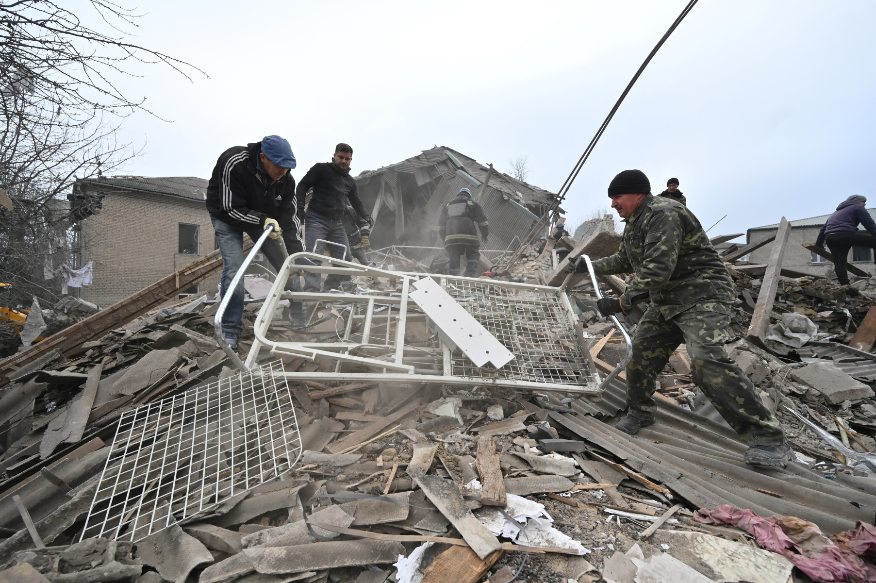 Πόλεμος στην Ουκρανία: Οι Ρώσοι σπέρνουν τρόμο είπε ο Ζελένσκι για τον φονικό βομβαρδισμό σε μαιευτήριο στη Ζαπορίζια