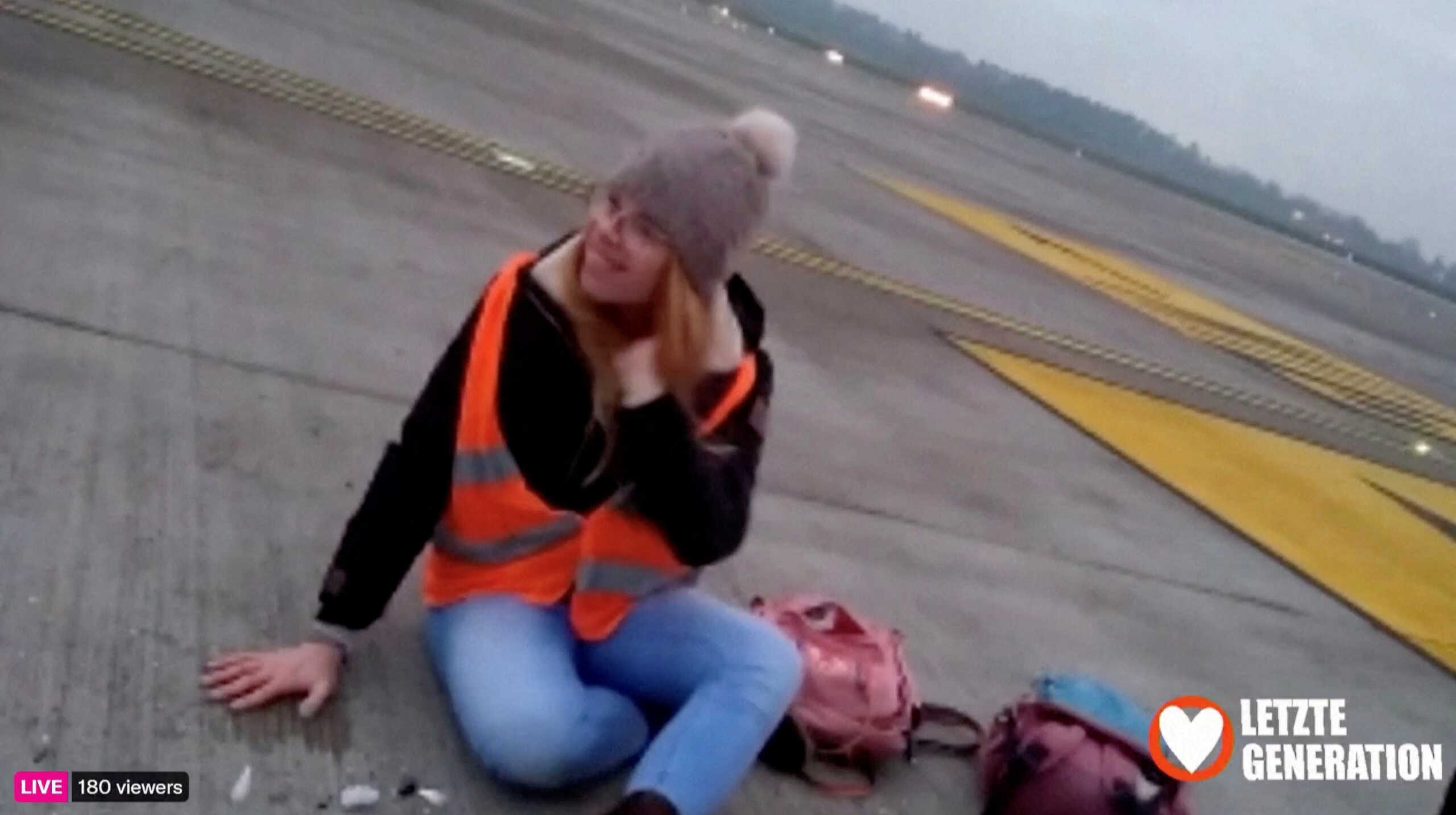 Γερμανία: «Αλαλούμ» στο αεροδρόμιο του Βερολίνου με ακτιβιστές – Έκλεισαν αεροδιάδρομοι, επηρεάστηκαν πτήσεις