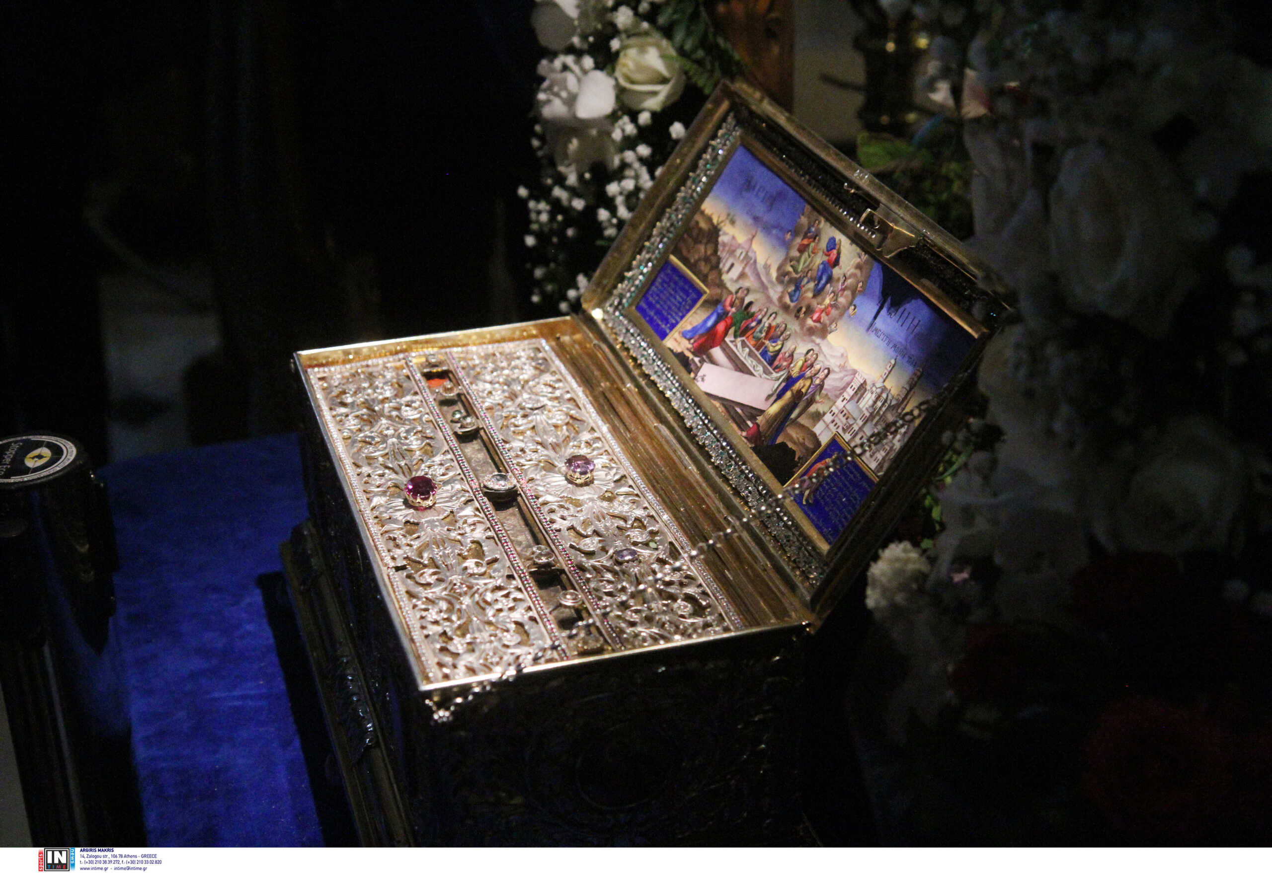Πειραιάς: Ουρές πιστών στον Άγιο Νικόλαο για να προσκυνήσουν την Αγία Ζώνη