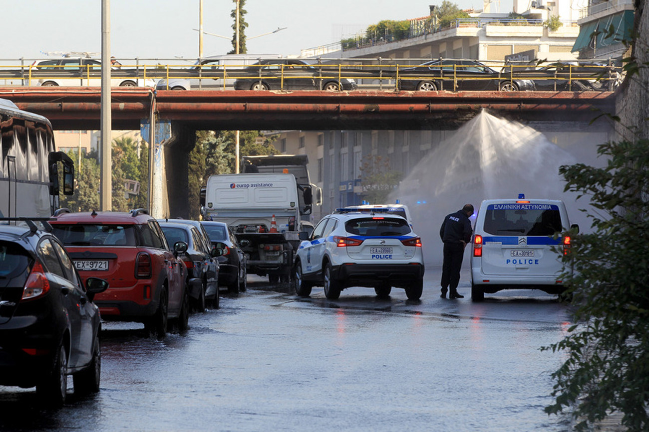 Κίνηση τώρα: Χάος στον Κηφισό γιατί έσπασε αγωγός της ΕΥΔΑΠ και πλημμύρισε ο δρόμος