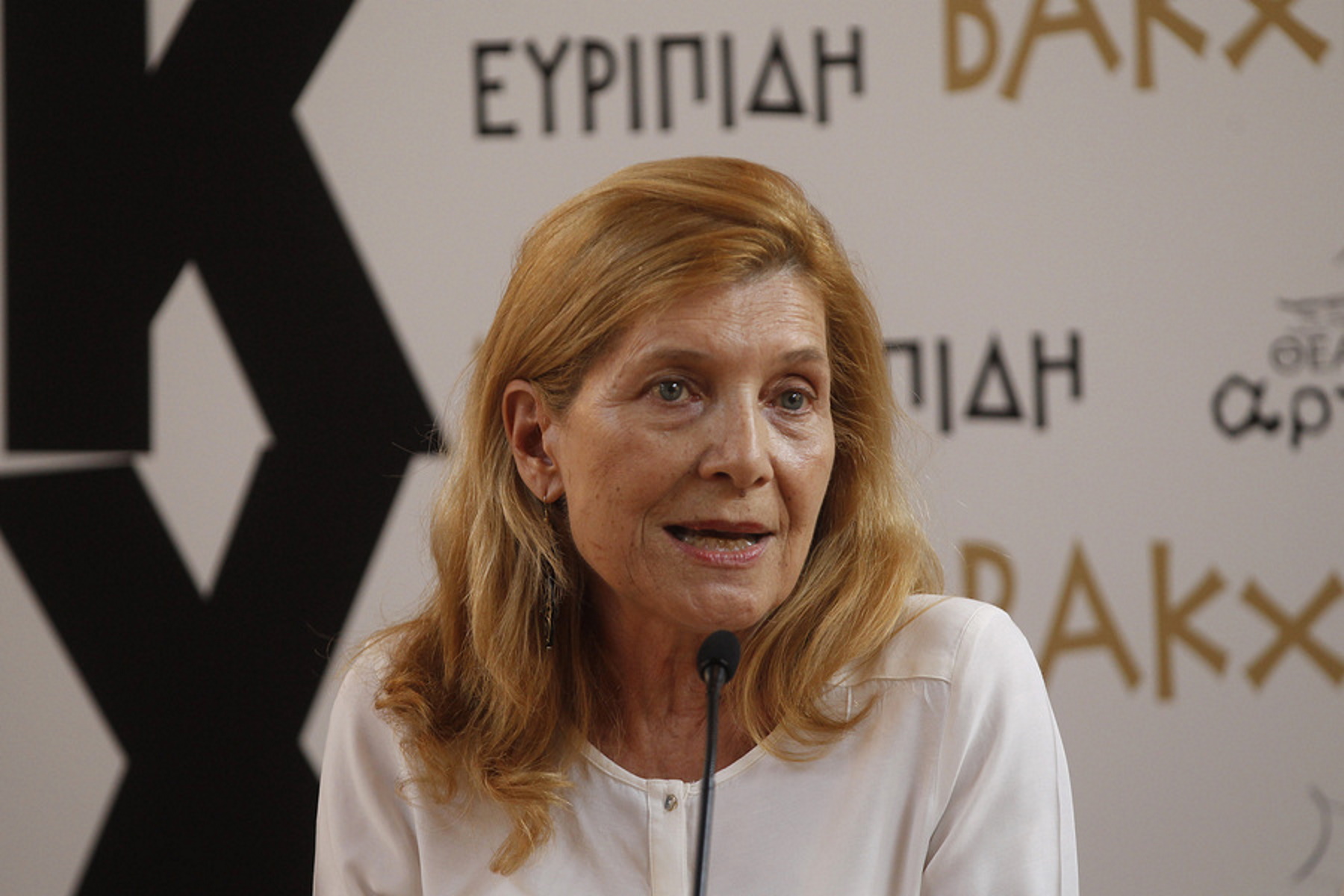 Η ηθοποιός Αιμιλία Υψηλάντη, ως παραγωγός,  παρουσιάζει  σε συνέντευξη Τύπου  την παράσταση Βάκχες του Ευριπίδη, που θα περιοδεύσει σε αρκετές πόλεις της Ελλάδας το φετινό καλοκαίρι, Αθήνα Παρασκευή 28 Ιουνίου 2013.Η παράσταση στην καλοκαιρινή της περιοδεία θα υποστηρίζει τους σκοπούς του Συλλόγου Φίλων παιδιών με καρκίνο η Ελπίδα. ΑΠΕ-ΜΠΕ