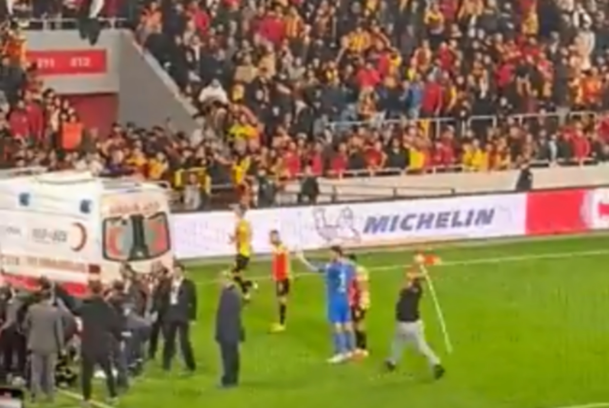 Χάος και διακοπή σε αγώνα στην Τουρκία – Οπαδός χτύπησε παίκτη με το σημαιάκι του κόρνερ