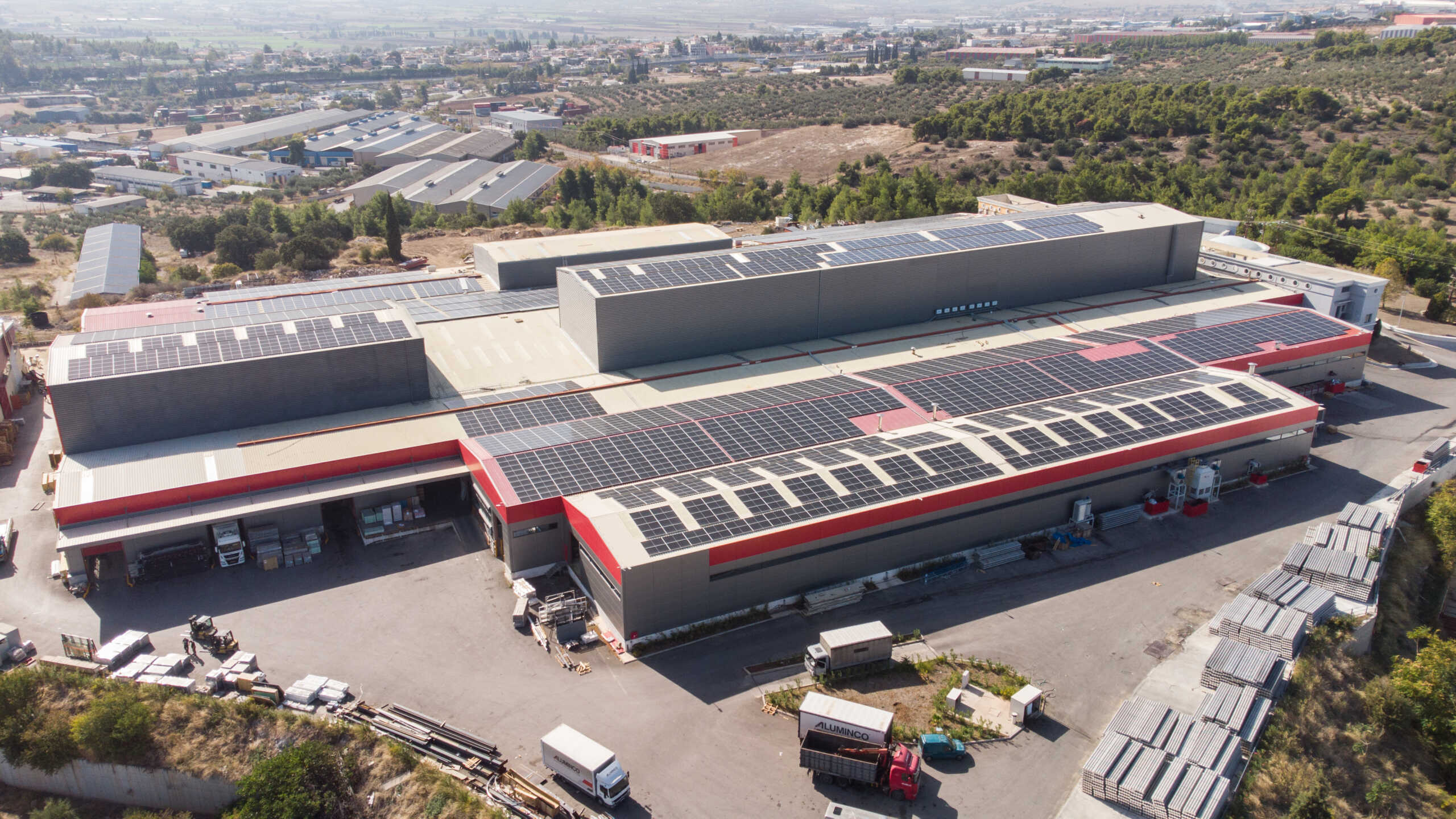 Aluminco: Νέα επένδυση για την αυτοπαραγωγή ρεύματος από φωτοβολταϊκό πάρκο – Τα οφέλη και οι «πράσινοι» στόχοι