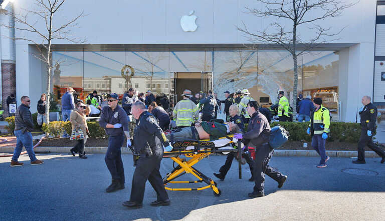 Όχημα έπεσε σε κατάστημα της Apple στη Μασαχουσέτη - 1 νεκρός, 10 τραυματίες