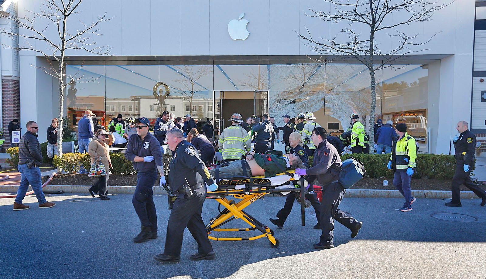 ΗΠΑ: Όχημα έπεσε σε κατάστημα της Apple στη Μασαχουσέτη – 1 νεκρός, 10 τραυματίες