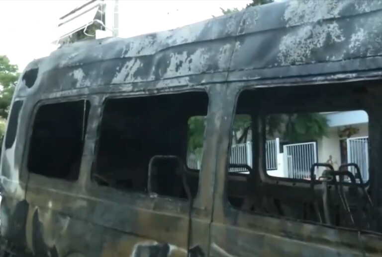 Αργυρούπολη: Άγνωστοι έβαλαν φωτιά σε σχολικό λεωφορείο