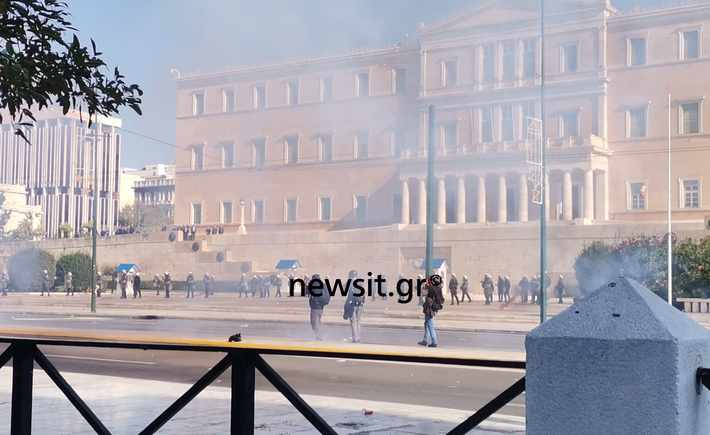 Επεισόδια έξω από τη Βουλή με μολότοφ και χημικά