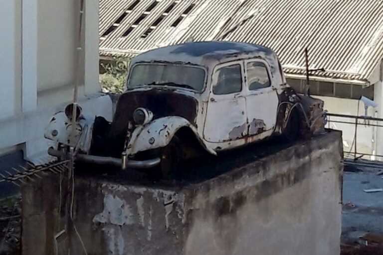 Πάτρα: Η μοναδική ιστορία πίσω από αυτό το αυτοκίνητο που βρίσκεται σε ταράτσα από το 1978
