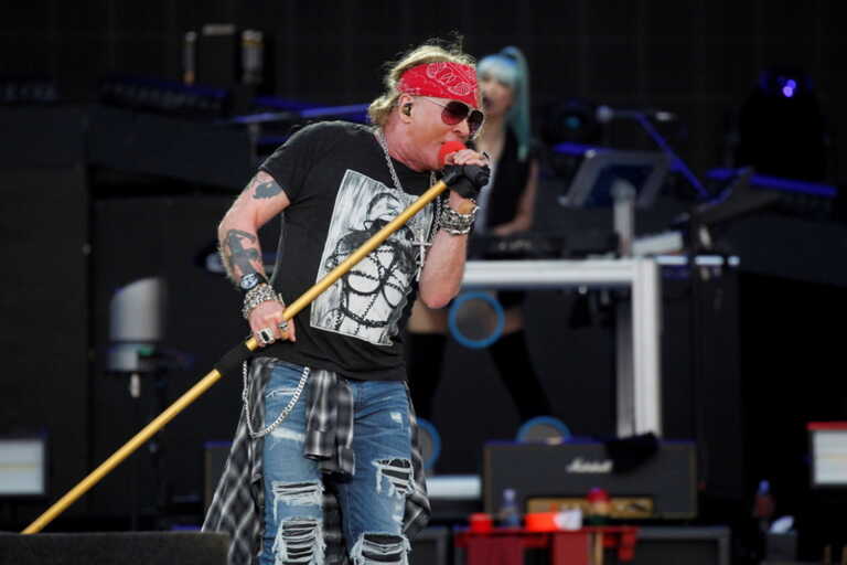 Axl Rose: Σταματήστε να πετάτε drones στις συναυλίες των Guns N' Roses