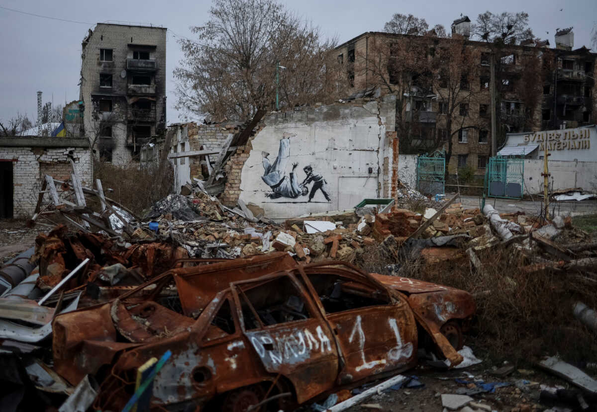 Banksy: Συγκλονιστικό βίντεο με τα γκράφιτι στην κατεστραμμένη Ουκρανία