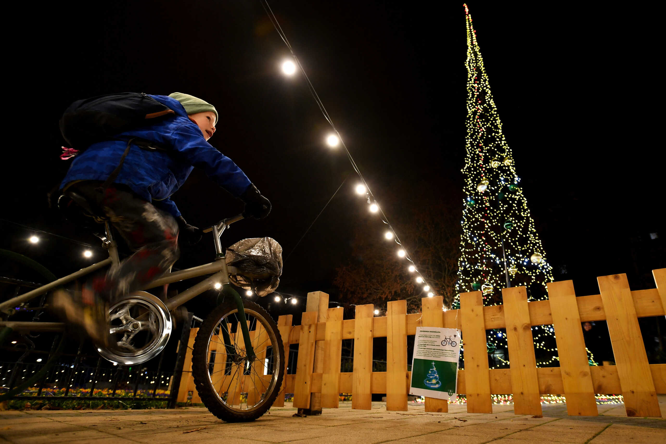 Ουγγαρία: Πολίτες κάνουν ποδήλατο για να φωτίσουν το χριστουγεννιάτικο δέντρο της Βουδαπέστης