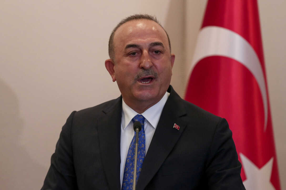 Μεβλούτ Τσαβούσογλου: Έξαλλος για άρθρο του Economist – «Ωμή παρέμβαση στο εσωτερικό της Τουρκίας»