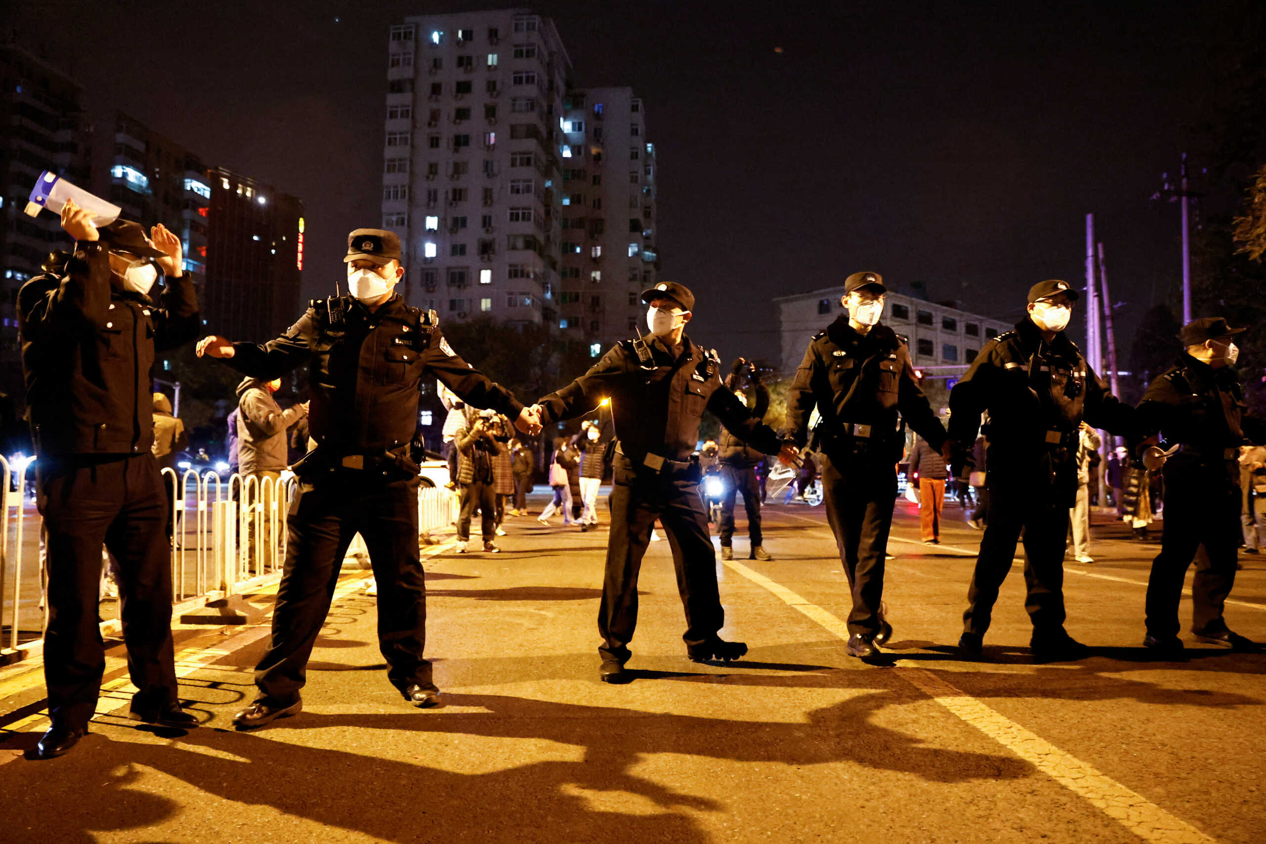 Κίνα: Γεμάτη αστυνομία η χώρα μετά τις διαδηλώσεις – Σταματούν περαστικούς και ελέγχουν τα κινητά για ύποπτο περιεχόμενο