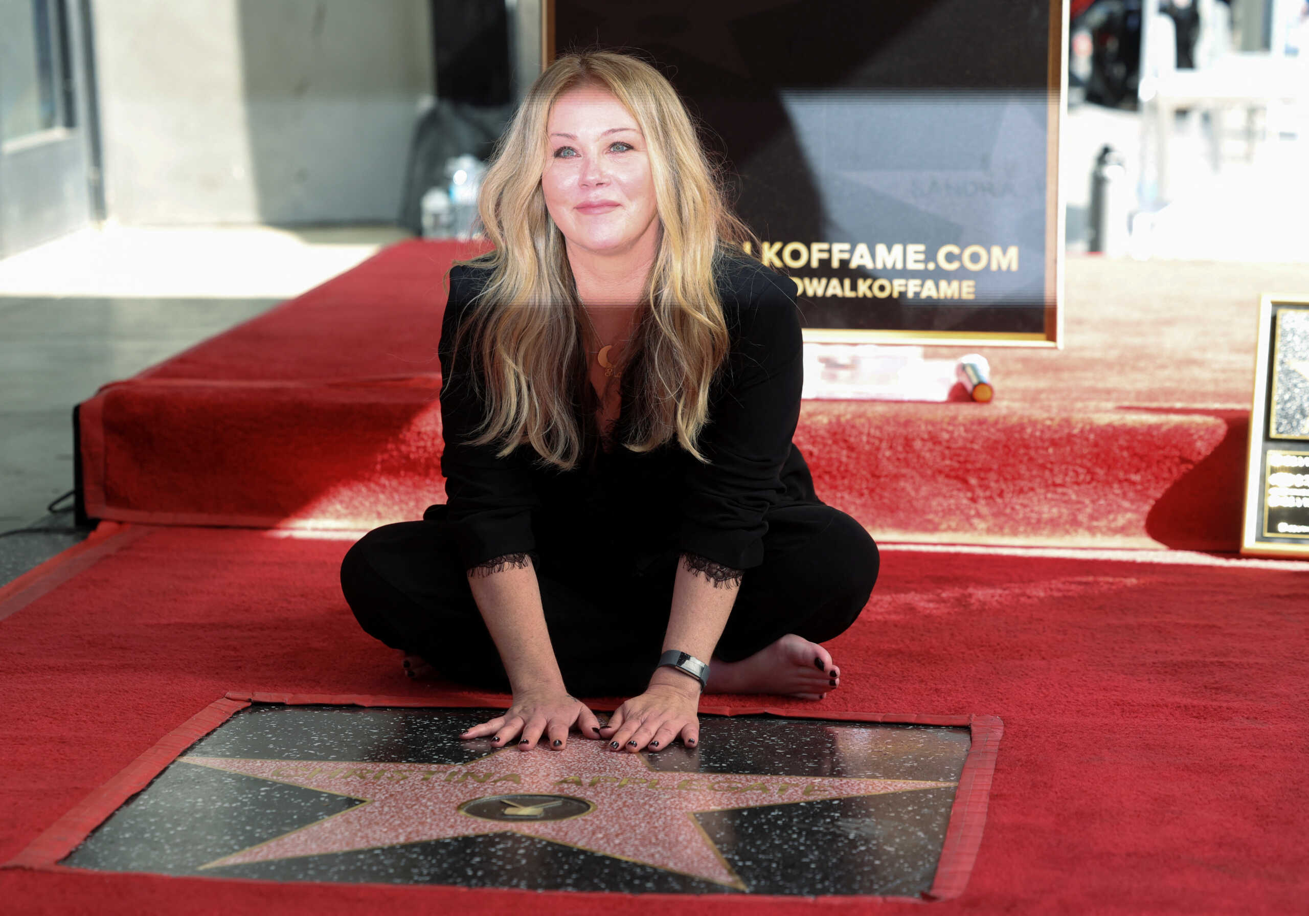 Η Κριστίνα Άπλγκεϊτ ήταν ξυπόλυτη στο Walk of Fame και εξήγησε γιατί οφείλεται στη σκλήρυνση κατά πλάκας