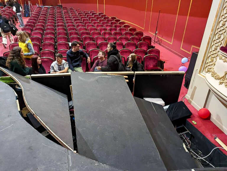 Δημοτικό Θέατρο Πειραιά: Κατέρρευσε μέρος της σκηνής και τραυματίστηκαν μαθητές