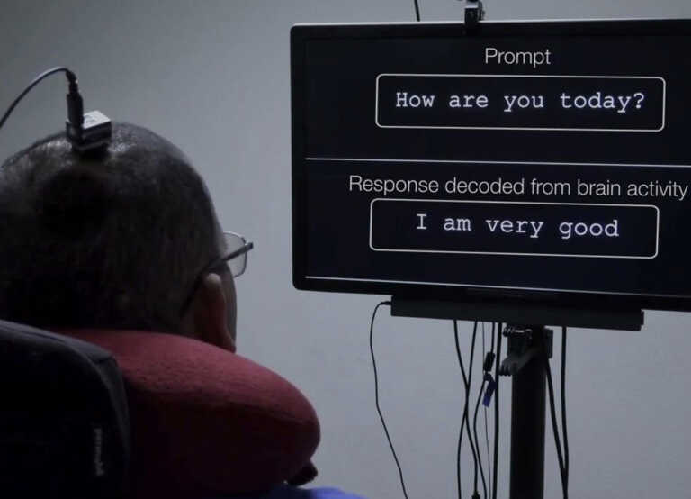 Συσκευή «διαβάζει» τον εγκέφαλο και ξαναδίνει «φωνή» σε άνθρωπο με παράλυση ομιλίας