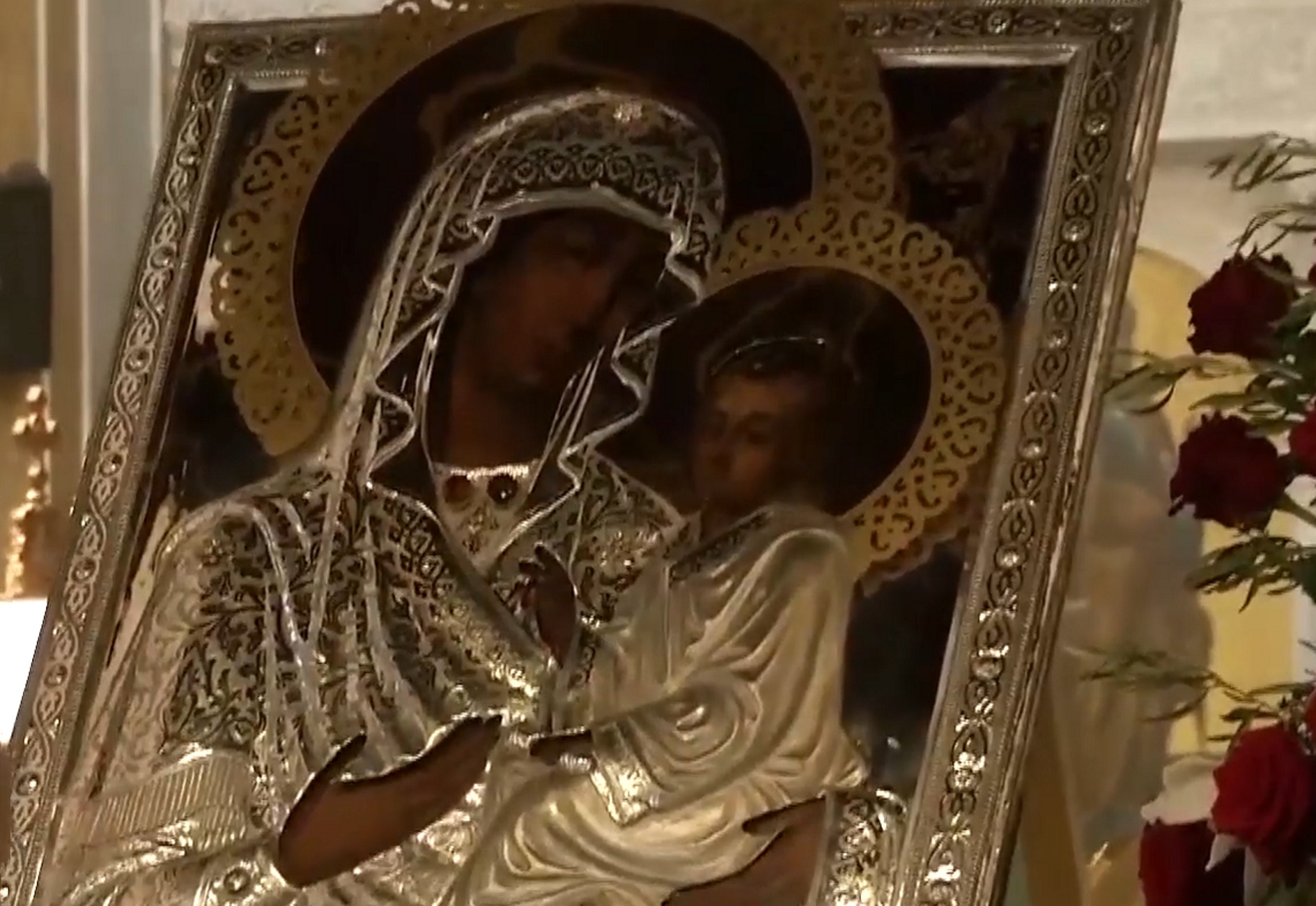 Πάτρα: Ουρές πιστών σε εκκλησία για θαυματουργή εικόνα της Παναγίας από τα Ιεροσόλυμα