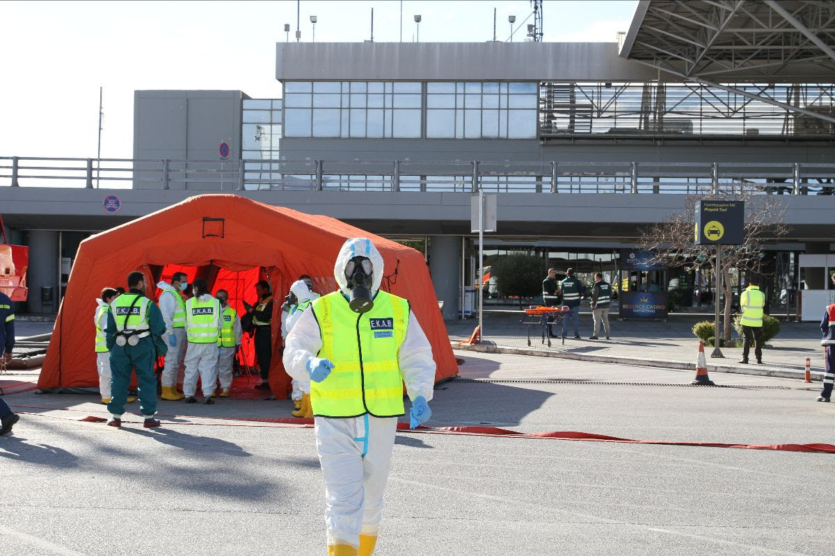 Άσκηση ετοιμότητας του ΕΚΑΒ για βόμβα στο αεροδρόμιο «Μακεδονία»