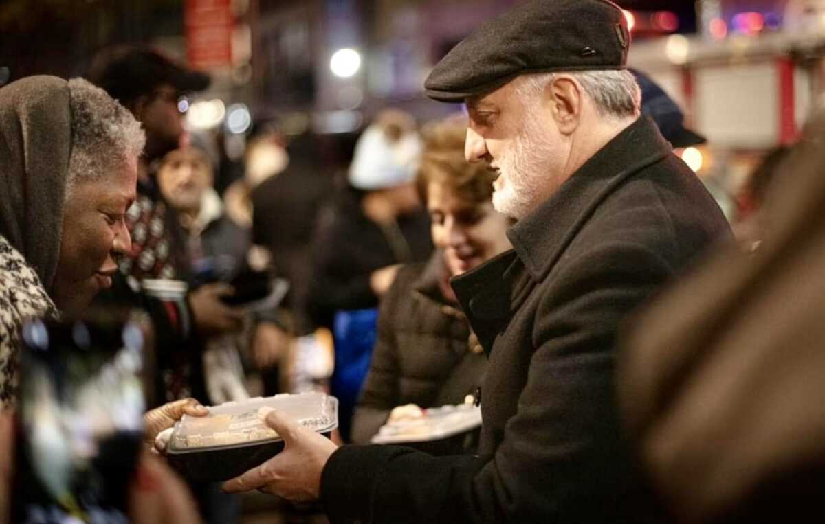 Ελπιδοφόρος: Ο Αρχιεπίσκοπος Αμερικής έδωσε ζεστά γεύματα και ρούχα σε άστεγους