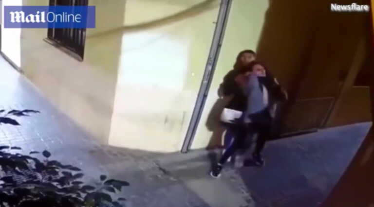 Σοκαριστικό βίντεο: Ληστής επιτέθηκε σε τουρίστρια στη Μάλαγα και την άφησε λιπόθυμη