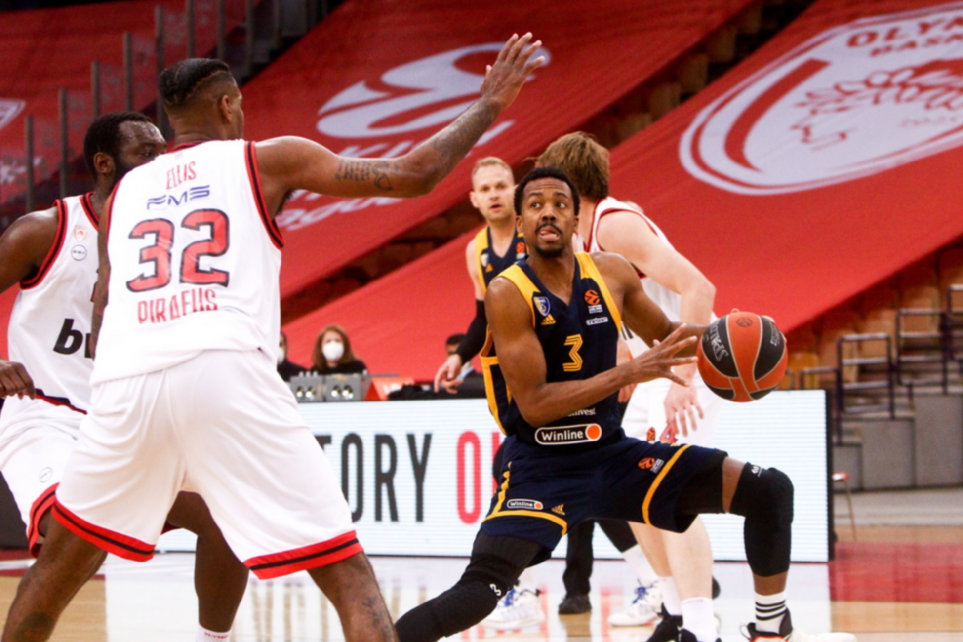 epa09125196 Octaviuw Ellis (L) of Olympiacos Piraeus competes with Errick McCollum of Khimki (R) during the Euroleague Basketball match between Olympiacos Piraeus and Khimki Moscow at the SEF Stadium in Piraeus, Greece, 09 April 2021.  EPA