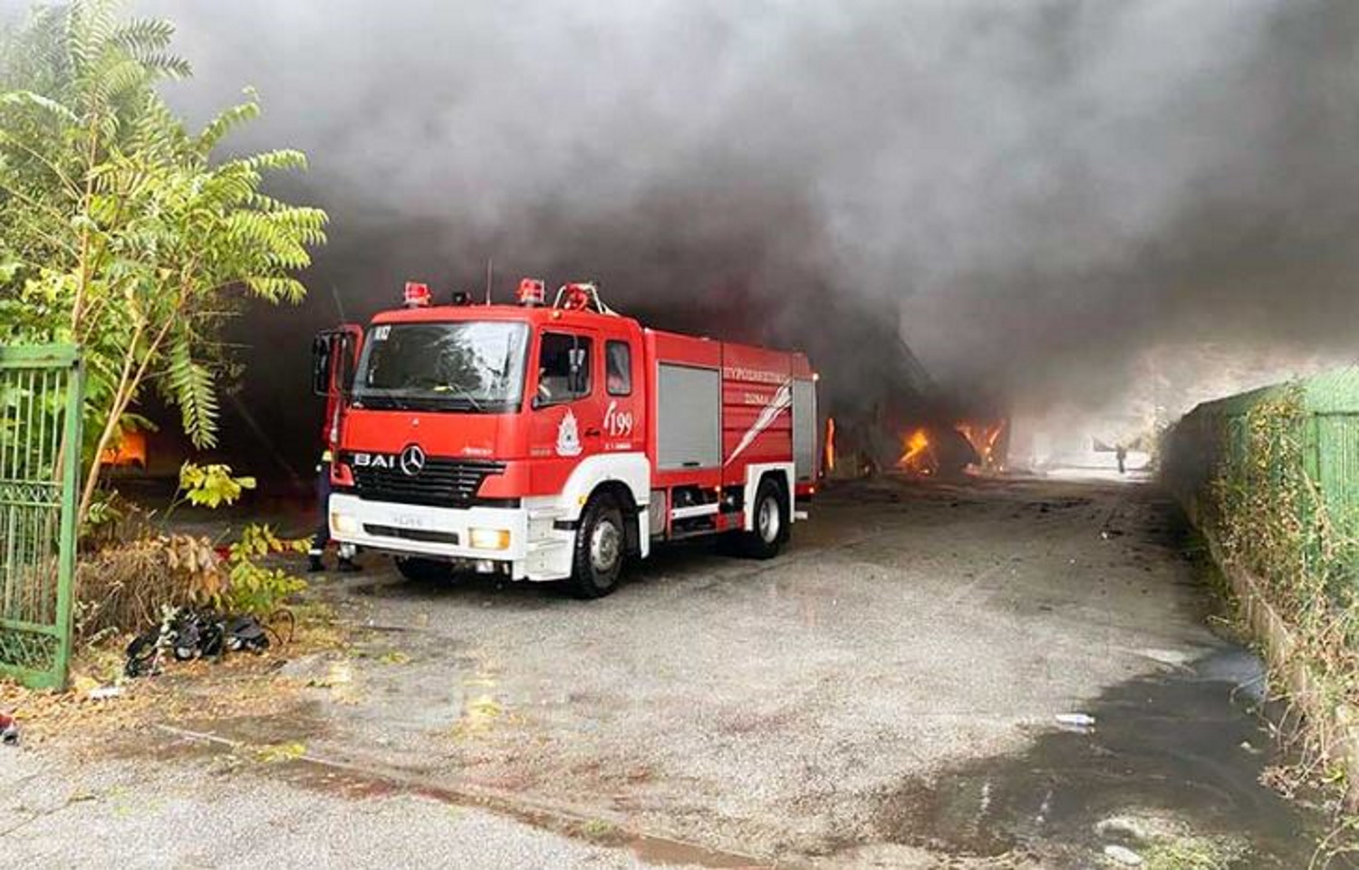 Λαμία: Δείτε εικόνες από τη φωτιά στην αερογέφυρα του αεροδρομίου – Μάχη για να μην επεκταθεί