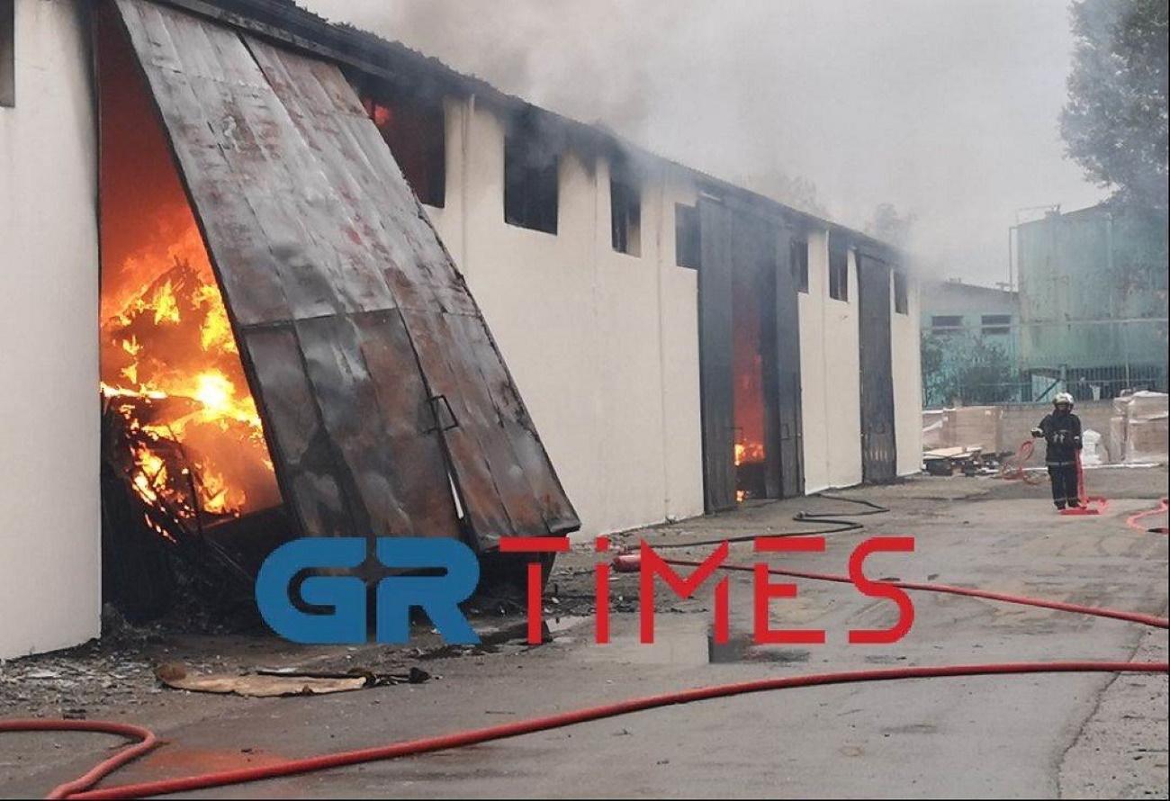 Θεσσαλονίκη: Μαίνεται η φωτιά σε αποθήκη εταιρείας στο Καλοχώρι