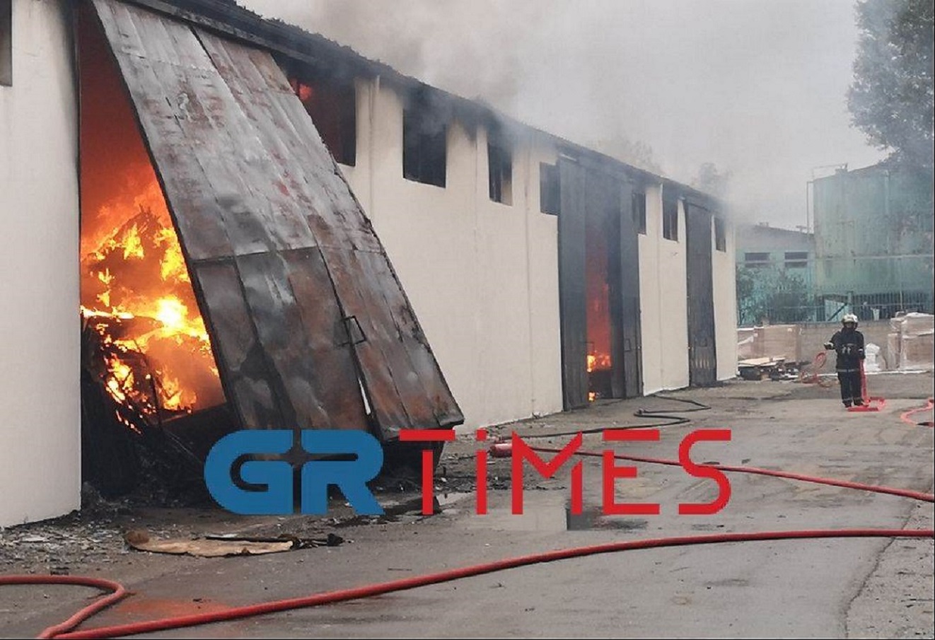 Θεσσαλονίκη: Φωτιά σε αποθήκη στο Καλοχώρι – Συνεχείς εκρήξεις και μαύροι καπνοί