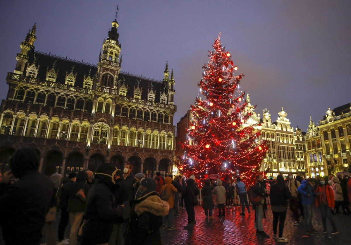 Βρυξέλλες: Το χριστουγεννιάτικο δέντρο στήθηκε ήδη στην Grand Place