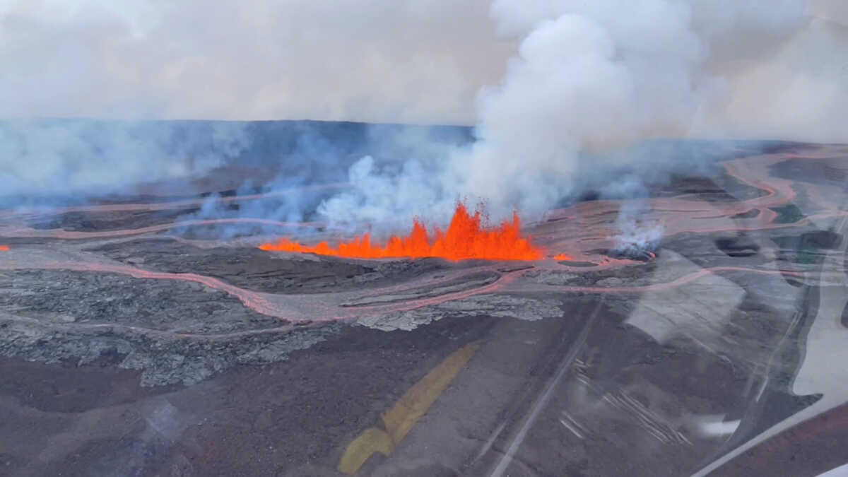 Χαβάη: «Κόκκινος» συναγερμός για την έκρηξη του ηφαιστείου Μάουνα Λόα – Εντυπωσιακές εικόνες από τη λάβα