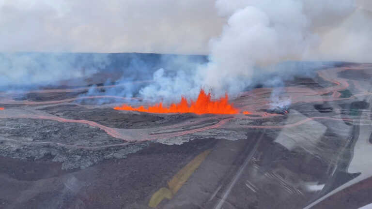 «Κόκκινος» συναγερμός για την έκρηξη του ηφαιστείου Μάουνα Λόα στη Χαβάη - Εντυπωσιακές εικόνες από τη λάβα