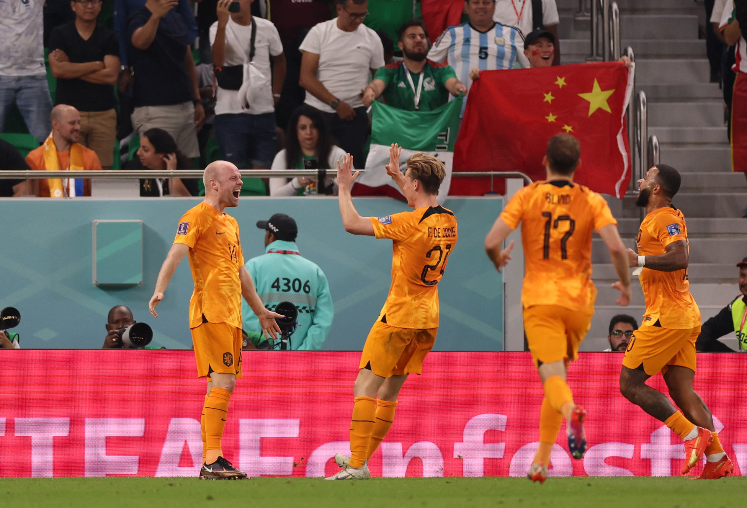 Soccer Football - FIFA World Cup Qatar 2022 - Group A - Senegal v Netherlands - Al Thumama Stadium, Doha, Qatar - November 21, 2022  Netherlands' Davy Klaassen celebrates scoring their second goal with Frenkie de Jong and Memphis Depay REUTERS