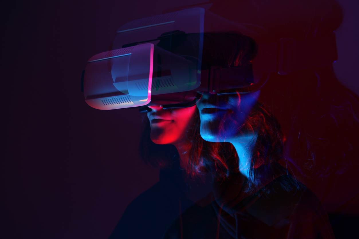 γυναίκα φορά vr συσκευή