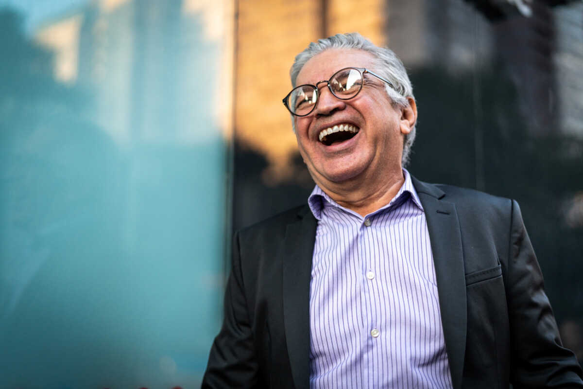 άντρας γελάει και χάνει τη ζωή του