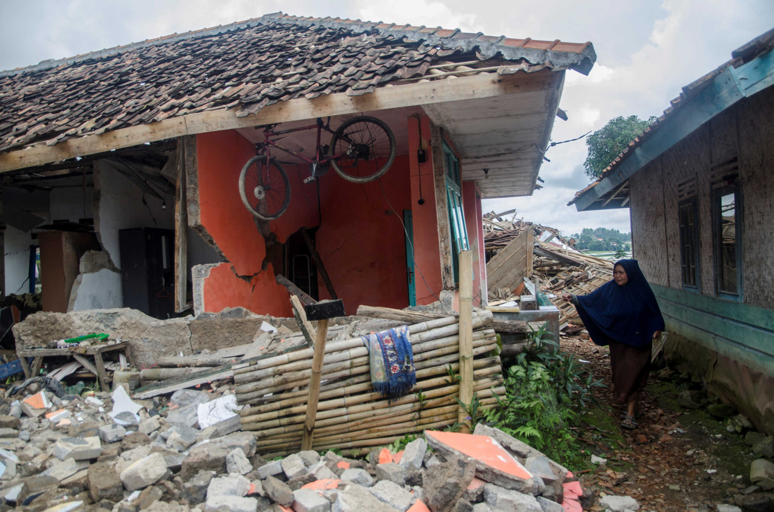 Σεισμός στην Ινδονησία: Βρίσκουν συνεχώς πτώματα στα συντρίμμια – 321 οι νεκροί