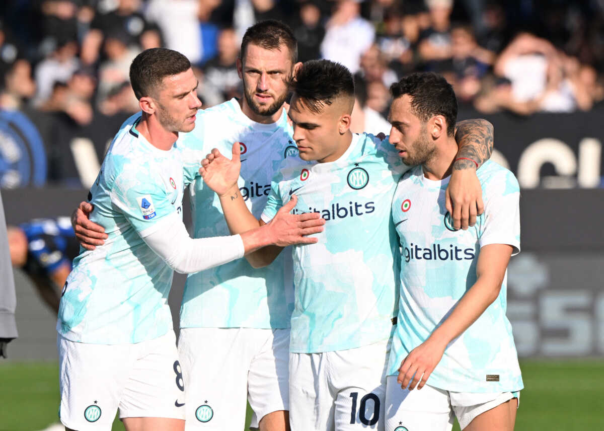 Soccer Football - Serie A - Atalanta v Inter Milan - Stadio Atleti Azzurri, Bergamo, Italy - November 13, 2022 Inter Milan's Edin Dzeko and Lautaro Martinez celebrates after the match REUTERS