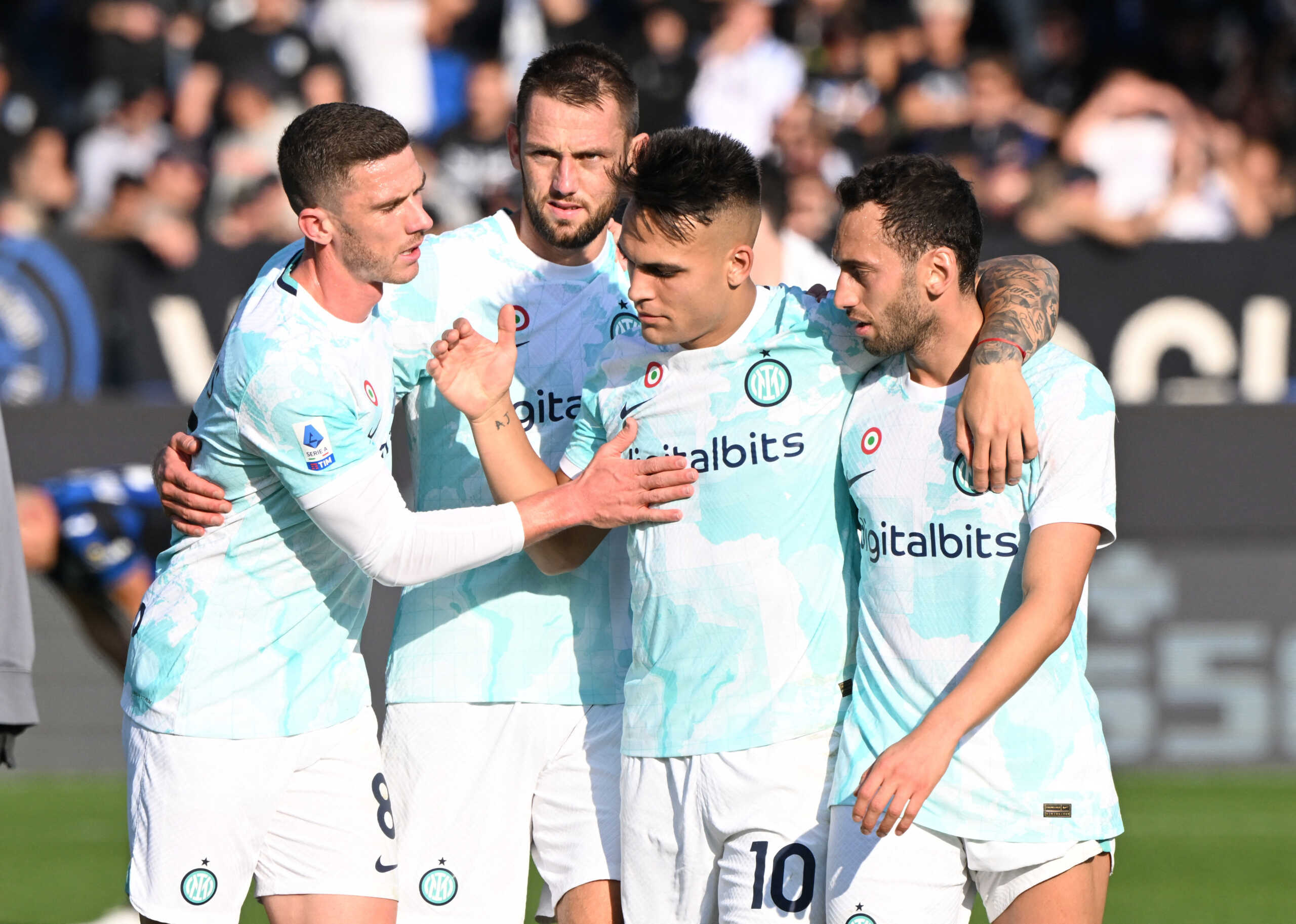 Soccer Football - Serie A - Atalanta v Inter Milan - Stadio Atleti Azzurri, Bergamo, Italy - November 13, 2022 Inter Milan's Edin Dzeko and Lautaro Martinez celebrates after the match REUTERS