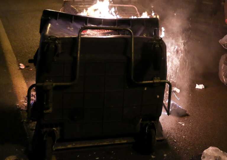 Πολυτεχνείο: Φωτιά σε κάδο στη Λεωφόρο Αλεξάνδρας - Μικροεντάσεις και στη διάρκεια της πορείας