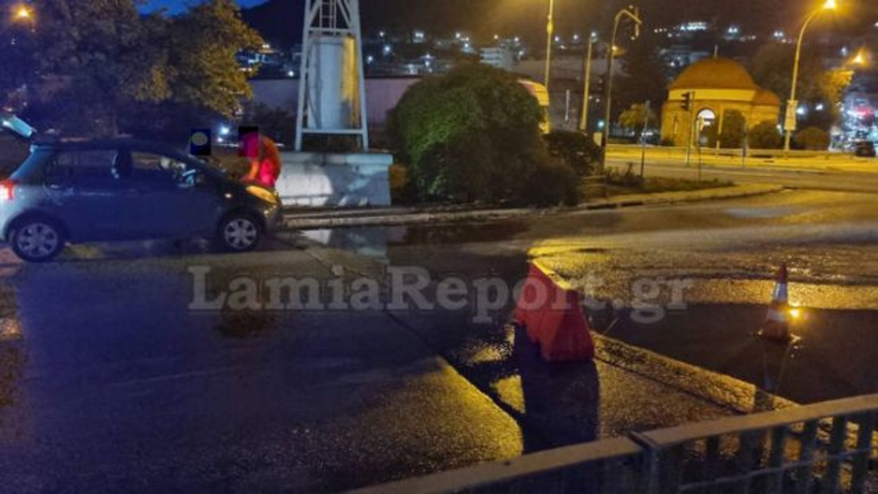 Στυλίδα: Τρύπα καλυμμένη με νερό «παγιδεύει» αυτοκίνητα στην παλαιά εθνική οδό