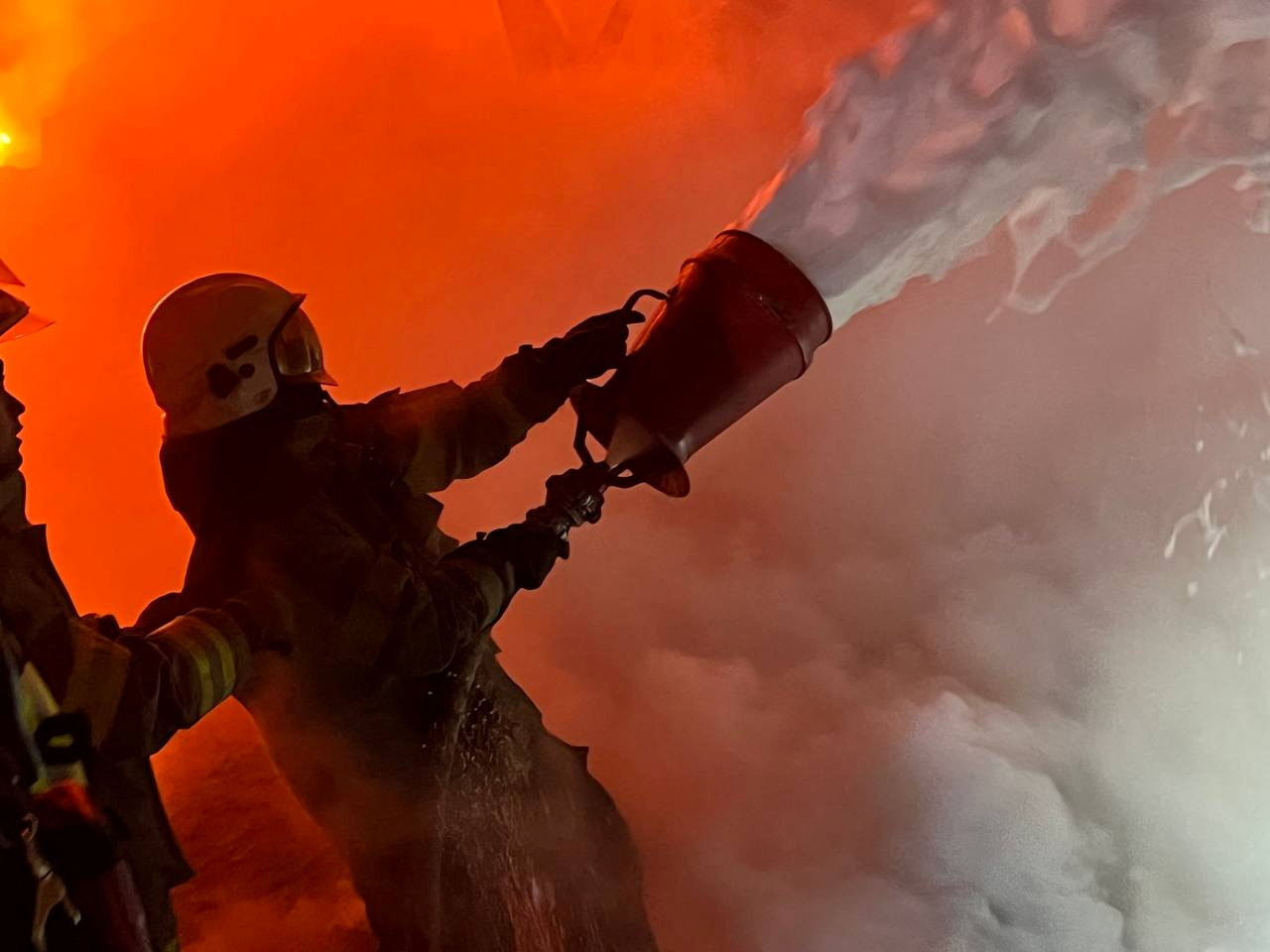 Πόλεμος στην Ουκρανία: Φωτιά σε εμπορικό κατάστημα στο Κίεβο μετά από εκρήξεις