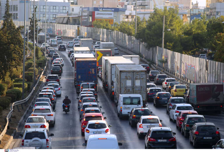 Καραμπόλα τριών αυτοκινήτων στην Κηφισό στο ύψος της Αχαρνών - Μεγάλες καθυστερήσεις