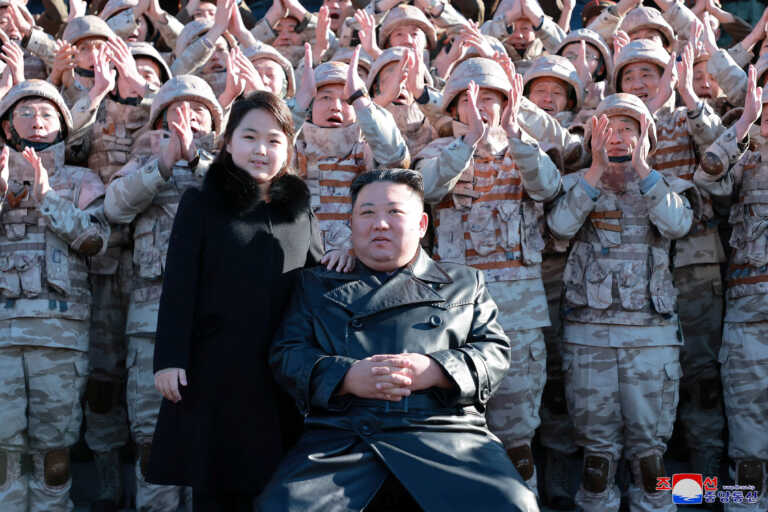 Η Βόρεια Κορέα επιβεβαίωσε την εκτόξευση νέου βαλλιστικού πυραύλου παρουσία του Κιμ Γιονγκ Ουν