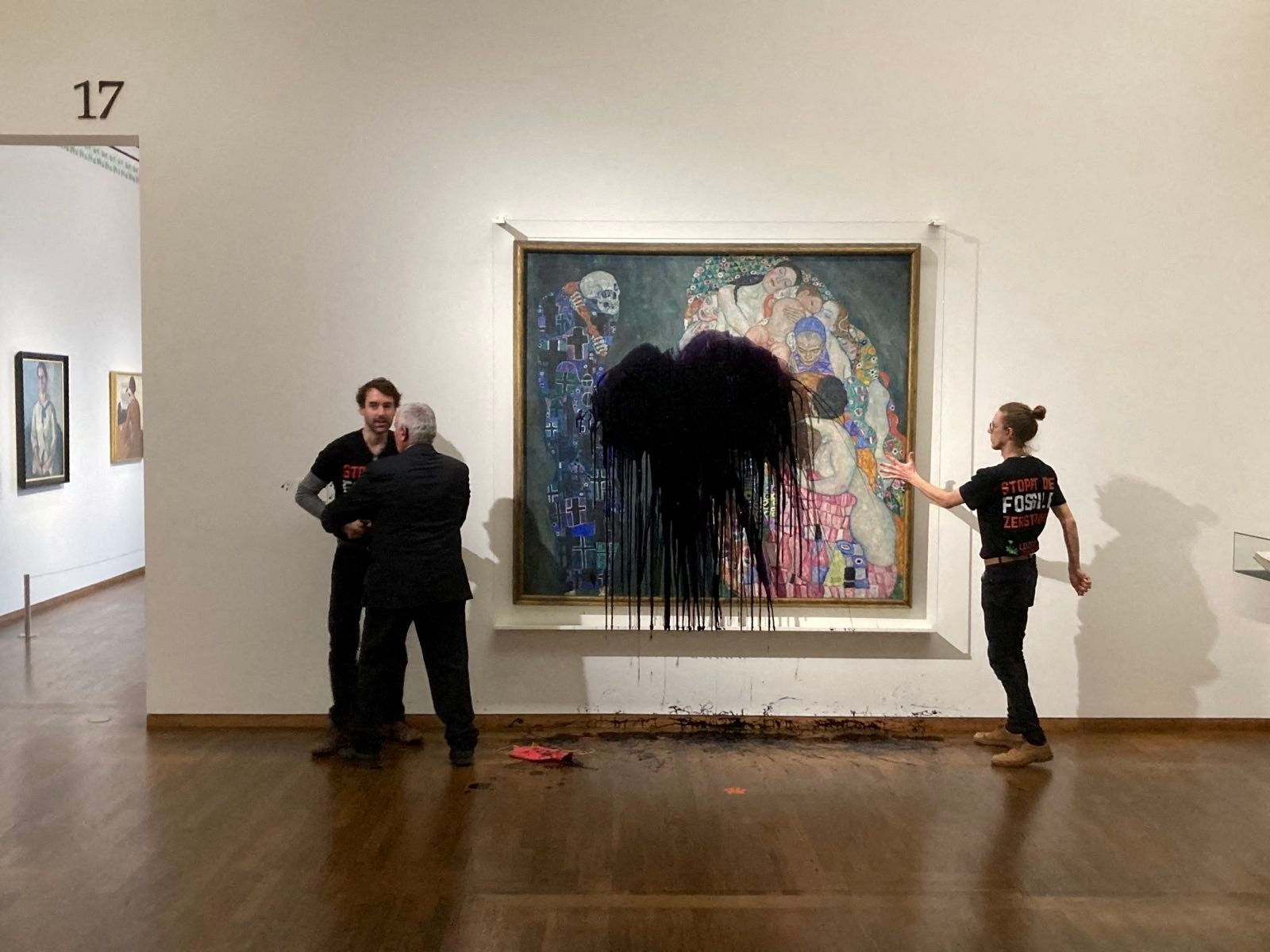 Ακτιβιστές έλουσαν με μαύρο υγρό πίνακα του Γκούσταβ Κλιμτ