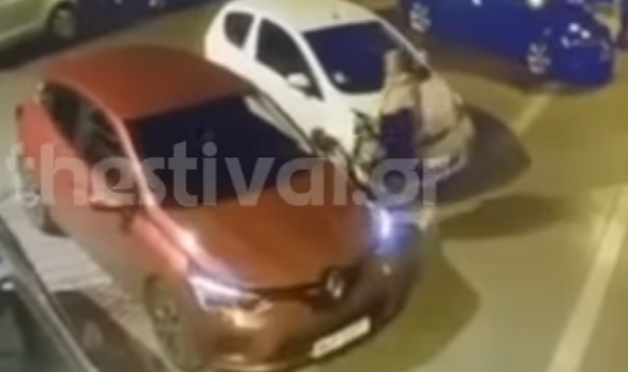 Θεσσαλονίκη: Βίντεο ντοκουμέντο με την κλοπή τσάντας από αυτοκίνητο – Η παραπλάνηση της οδηγού