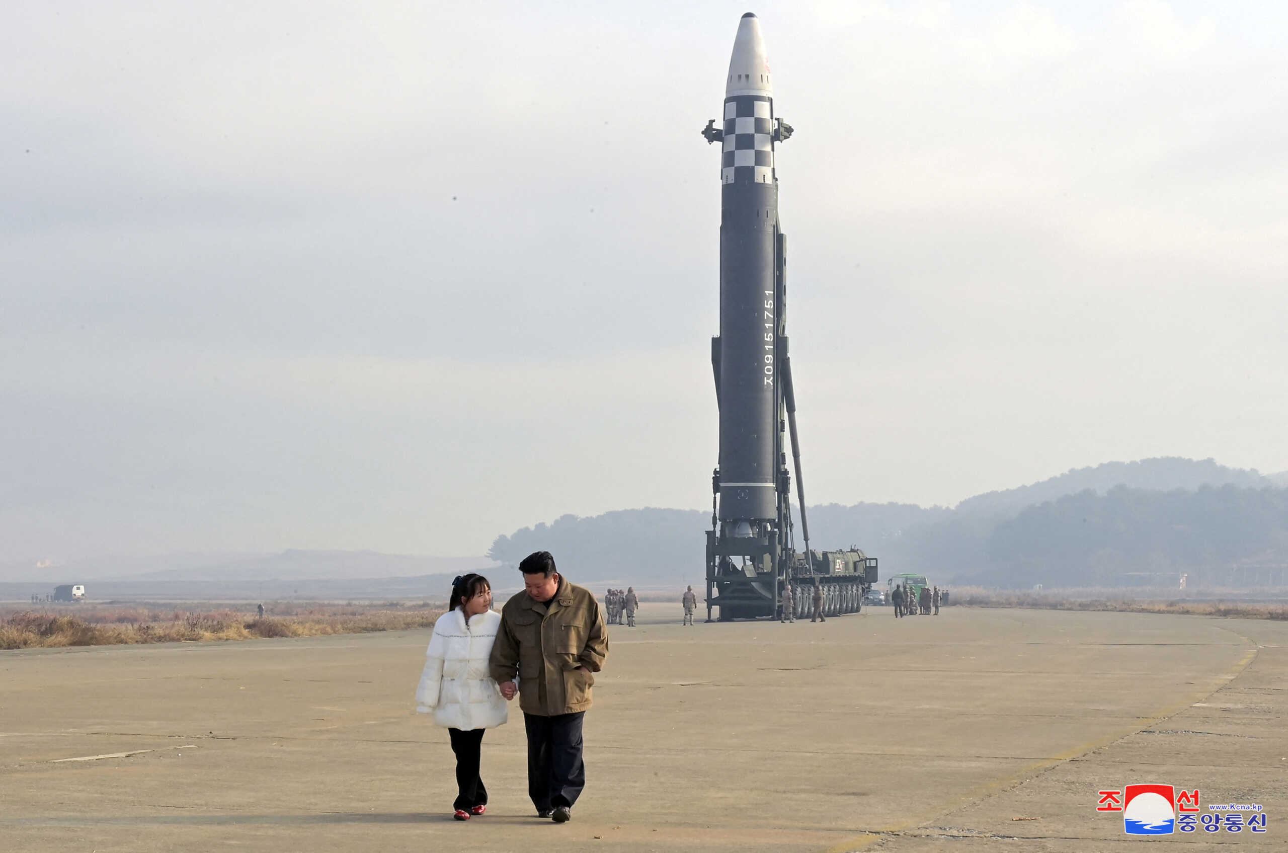 Ο Κιμ Γιονγκ Ουν εμφανίστηκε για πρώτη φορά με την κόρη του στην εκτόξευση πυραύλου