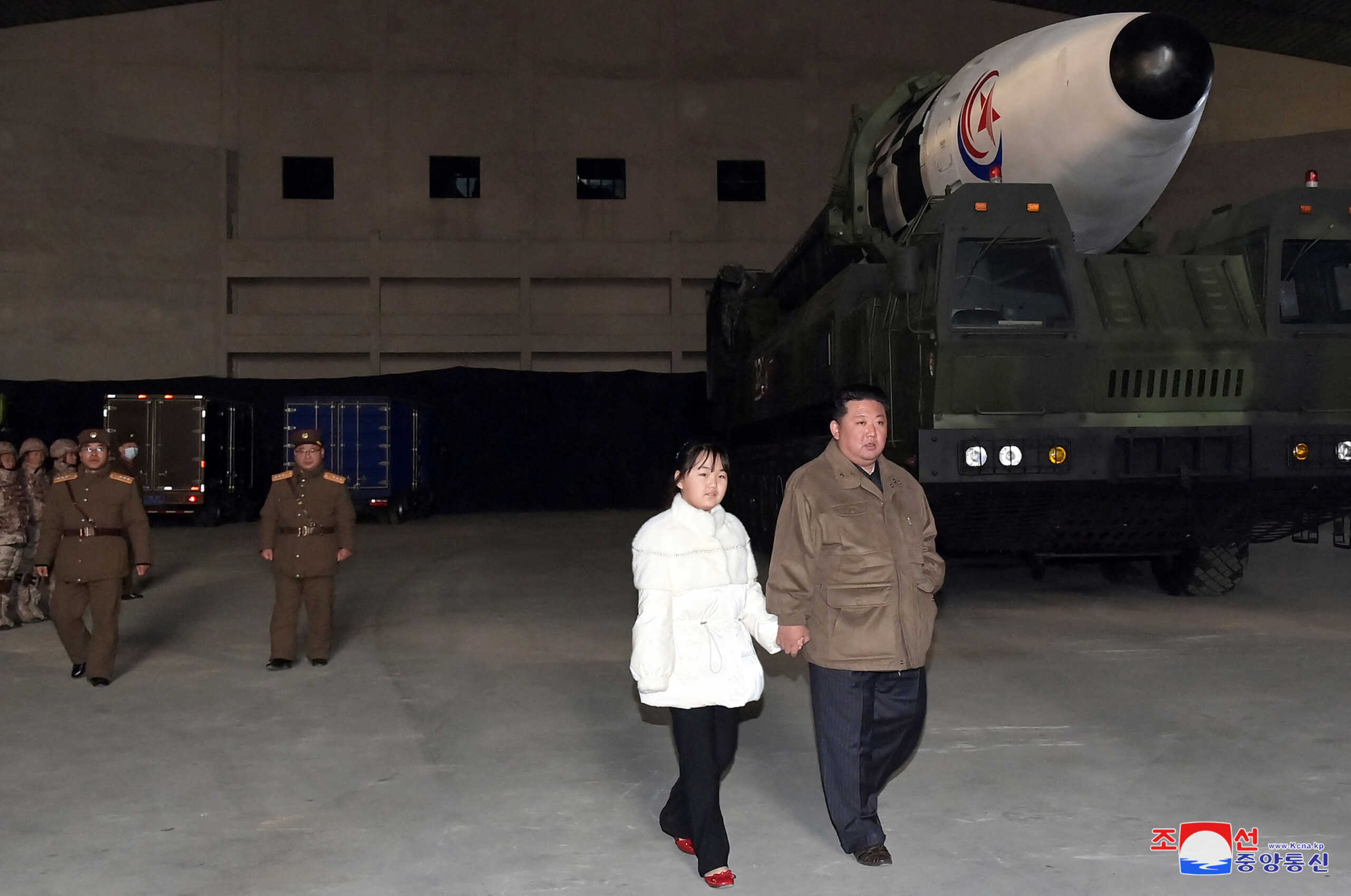 Ο Κιμ Γιονγκ Ουν εμφανίστηκε για πρώτη φορά με την κόρη του στην εκτόξευση πυραύλου